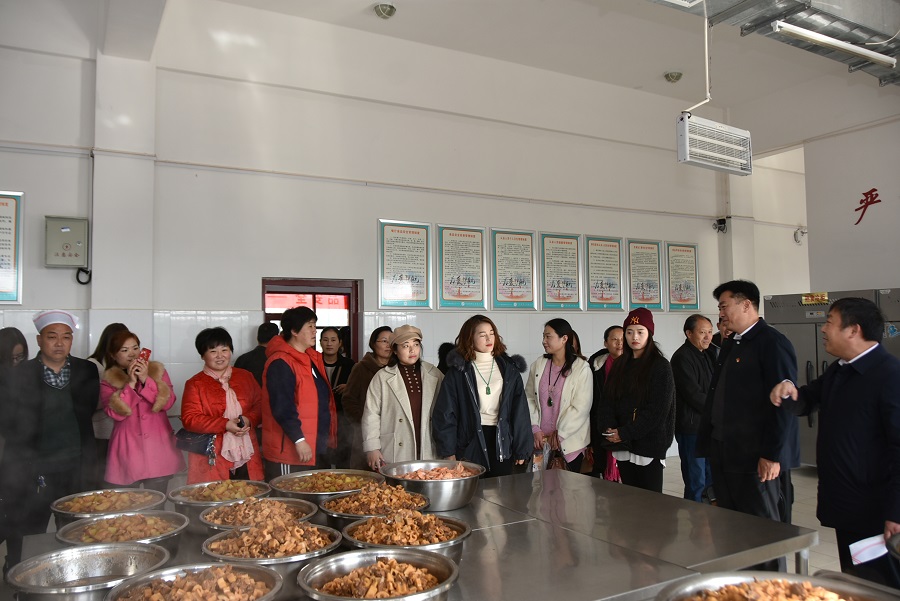 学生家长参观食堂后厨